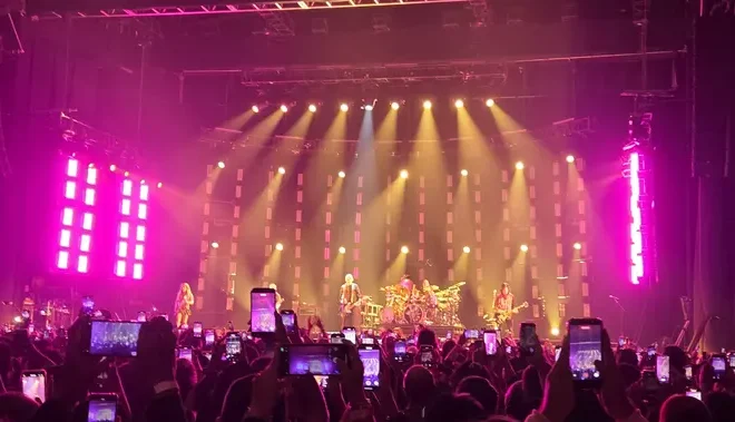 Penampilan Berkelas Sukses Puaskan Dahaga Penggemar The Smashing Pumpkins