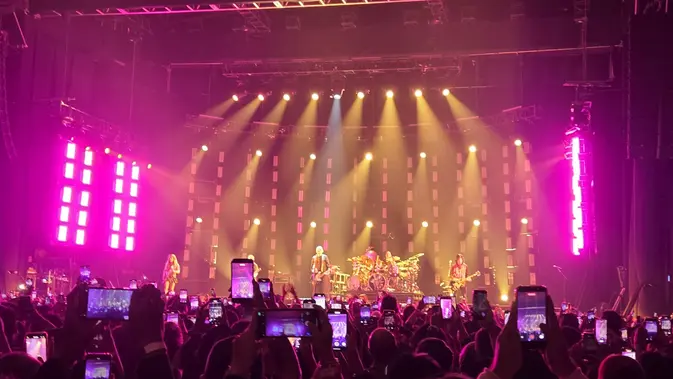 Penampilan Berkelas Sukses Puaskan Dahaga Penggemar The Smashing Pumpkins