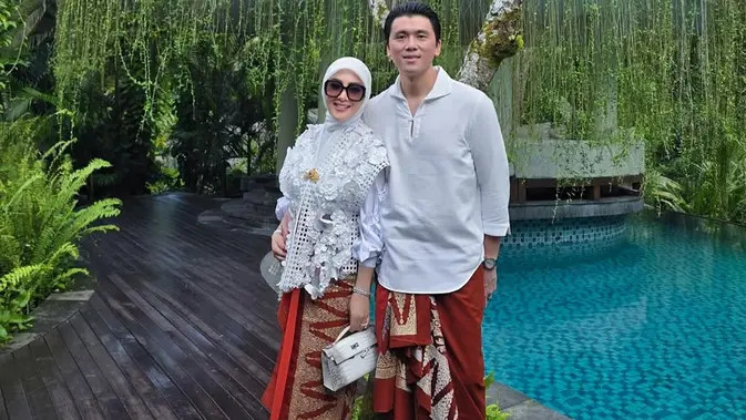 6 Gaya Anggun Hadiri Acara di Bali dengan Blus dan Outer Renda Putih
