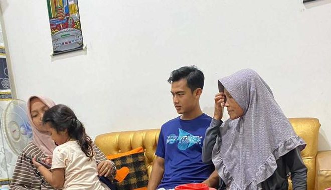 Momen Pratama Arhan di Kampung Halaman, Kumpul Keluarga dan Pamer Photocard