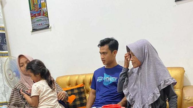 Momen Pratama Arhan di Kampung Halaman, Kumpul Keluarga dan Pamer Photocard