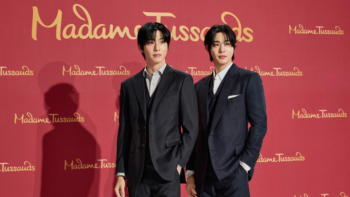 Ahn Hyo Seop Berpose di Depan Patung Lilinnya di Madame Tussauds Singapura