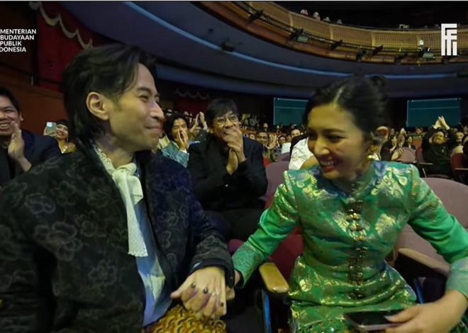 6 Potret Vidi Aldiano Dampingi Sheila Dara di FFI 2025, Terharu Istri Dapat Piala Citra