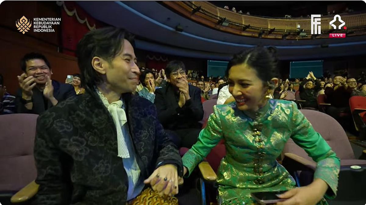6 Potret Vidi Aldiano Dampingi Sheila Dara di FFI 2025, Terharu Istri Dapat Piala Citra