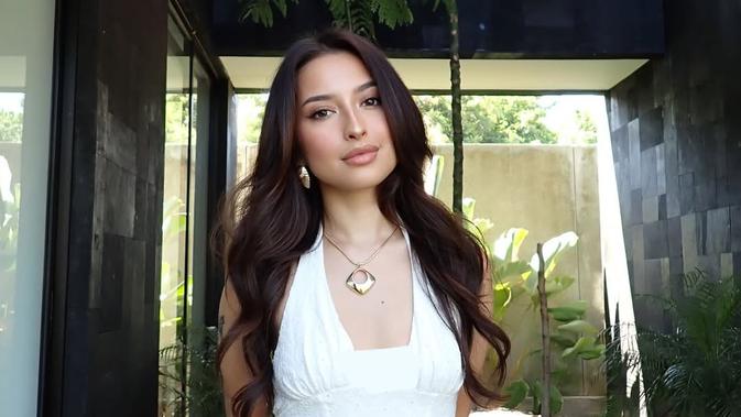 Cerita Tumbuh Kembang Baby Kamari Suka Renang dan Bermain di Pantai dari Jennifer Coppen