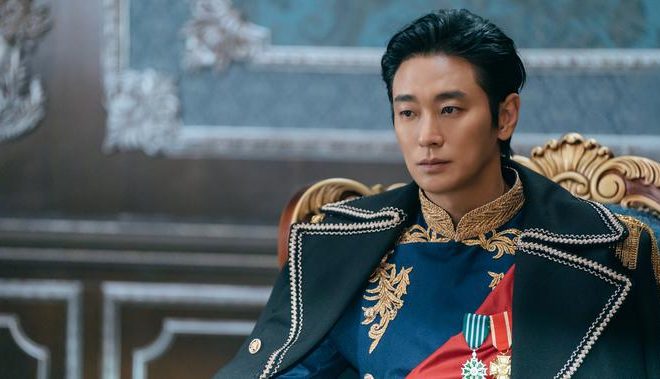 Medali pada Kostum Ju Ji Hoon di The Remarried Empress Dinilai Mirip Simbol Nazi dan Tim Drakor Minta Maaf