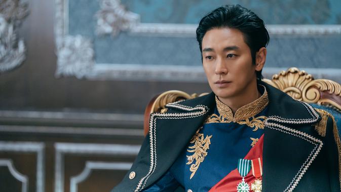 Medali pada Kostum Ju Ji Hoon di The Remarried Empress Dinilai Mirip Simbol Nazi dan Tim Drakor Minta Maaf