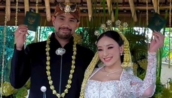 6 Potret Pernikahan Amanda dengan Adli, Tampil Anggun dengan Kebaya Putih