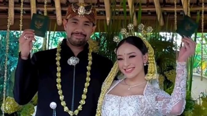 6 Potret Pernikahan Amanda dengan Adli, Tampil Anggun dengan Kebaya Putih
