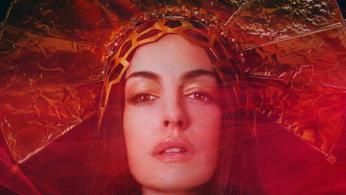 Anne Hathaway Menjadi Penyanyi Pop Dalam Film Mother Mary, Trailernya Jadi Sorotan