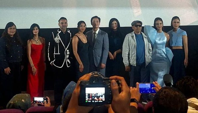 Totalitas Pemain Film Penerbangan Terakhir, Disangka Kru Asli Maskapai