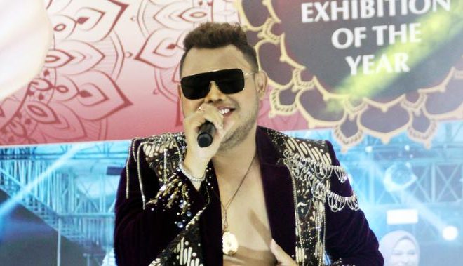 Kisah Seniman Arif Manggung di Singapura Bawakan Lagu Seperti Mati Lampu