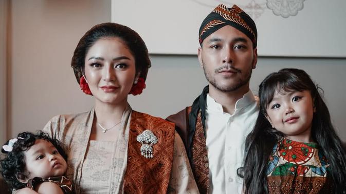 5 Model Baju Adat Jawa untuk Pemotretan Keluarga yang Elegan dan Serasi