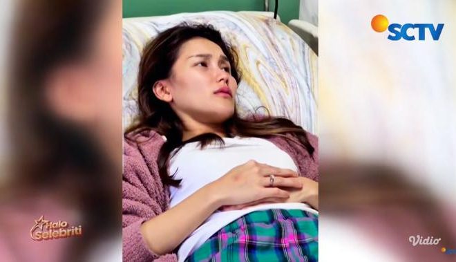 Ayu Ting Ting Dilarikan ke Rumah Sakit, Ivan Gunawan Duga Sakitnya Ditahan