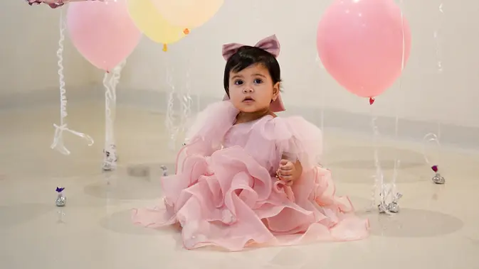 Ulang Tahun Pertama Aisha Anak Miskah dengan Tema Sederhana dan Bernuansa Pastel