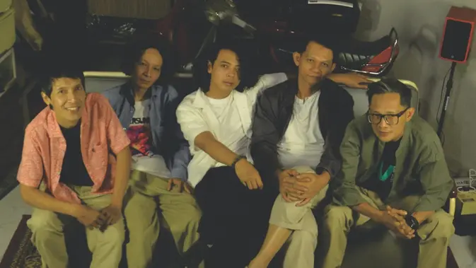 Grup Musik Aftersunset Meluncurkan Fase Baru Dengan ‘Defensif’ dan ‘Kronologis’, Vokalis Ronny Budiman