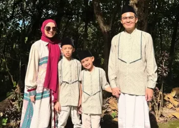 Anak Tya Ariestya Beranjak Remaja, Malu Dipeluk Depan Teman
