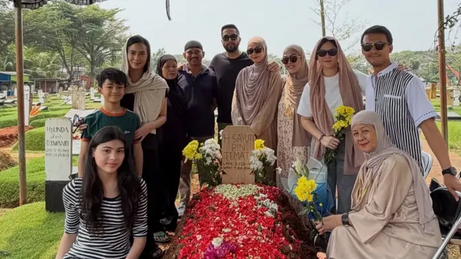 Revalina S Temat Tampilkan Foto Pemakaman Sang Ayah