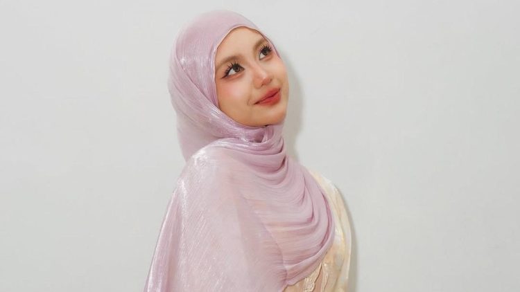 Ghea Indrawari Berhijab Saat Manggung di Tasikmalaya