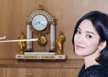 Song Hye Kyo Tampil Anggun dengan Gaun Hitam, Pesona Muda yang Mengagumkan
