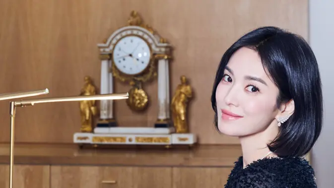 Song Hye Kyo Tampil Anggun dengan Gaun Hitam, Pesona Muda yang Mengagumkan