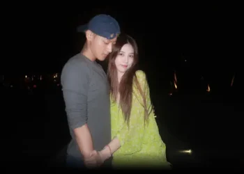 Huang Zitao dan Xu Yiyang Bagikan Foto Bersama Anak di Pantai