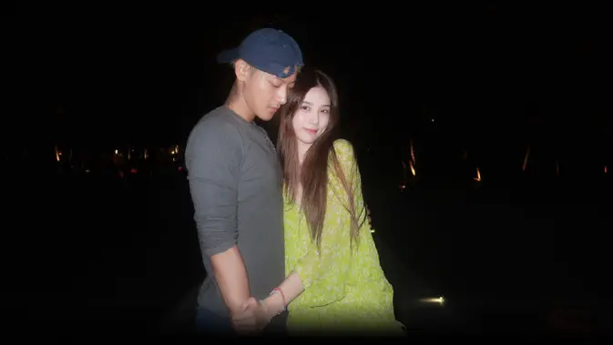 Huang Zitao dan Xu Yiyang Bagikan Foto Bersama Anak di Pantai