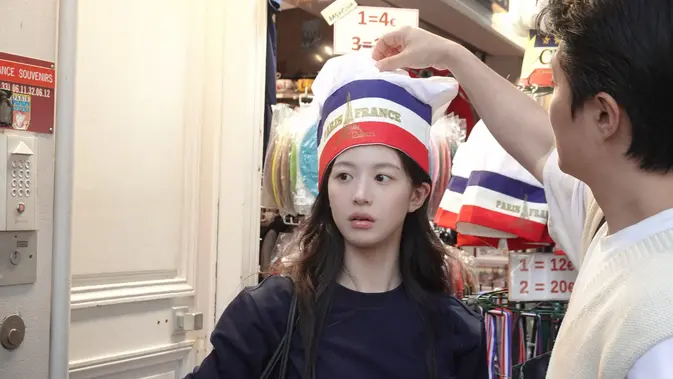 Fashion Santai Go Youn Jung dengan Riasan Alami di Paris