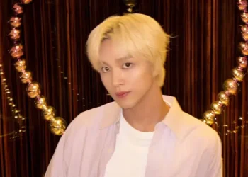Haechan NCT Bagikan Foto Santai di Pinggir Jalan Jakarta