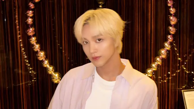 Haechan NCT Bagikan Foto Santai di Pinggir Jalan Jakarta