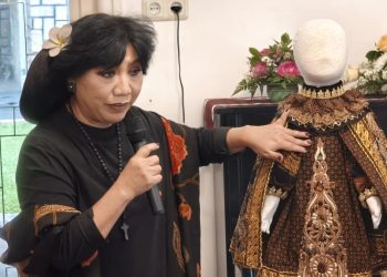Jubah Kanak-Kanak Yesus dari Batik Indonesia Dihadirkan di Praha oleh Anne Avantie