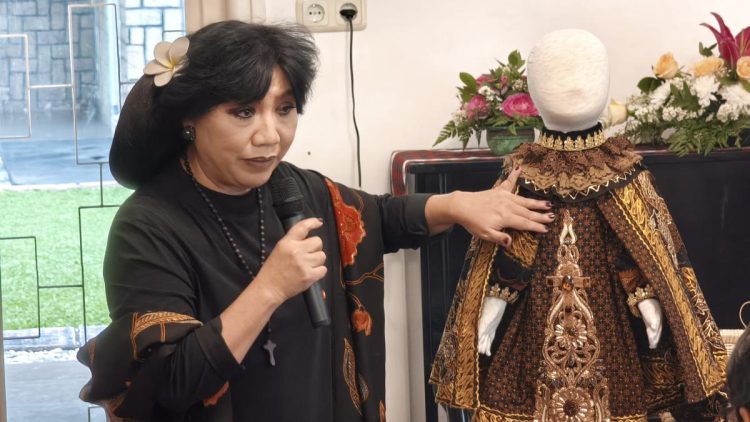 Jubah Kanak-Kanak Yesus dari Batik Indonesia Dihadirkan di Praha oleh Anne Avantie